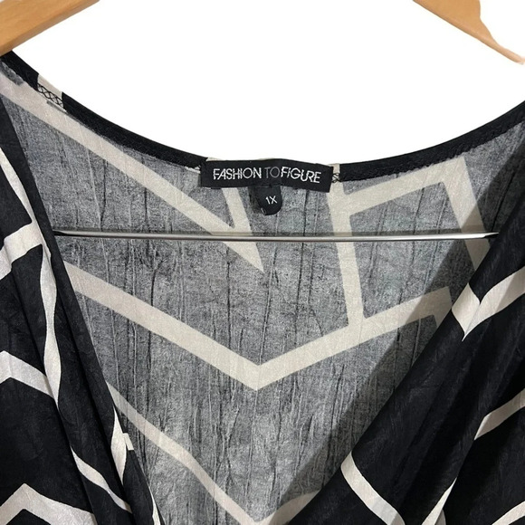 Fashion to Figure Black and White Geometric Print Blouse Plus 1X Draped V Neck - Picture 5 of 5